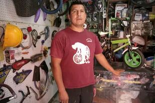 Josimar García Tapia, en su bicicletería del barrio Los Piletones