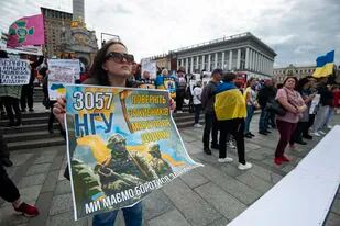 Familiares de prisioneros de guerra ucranianos toman parte de una manifestación en Kiev para pedir por su liberación