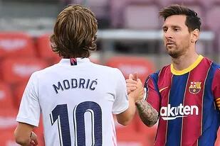 Lionel Messi y Luka Modric vuelven a encontrarse en un Real Madrid-Barcelona, un partido clave por la Liga de España.
