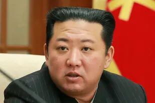 ARCHIVO - En esta fotografía facilitada por las autoridades norcoreanas, el gobernante de Corea del Norte, Kim Jong Un, asiste a una reunión del Comité Central del Partido de los Trabajadores, en Pyongyang, el 19 de enero de 2022. (Agencia Central de Noticias de Corea/Korea News Service vía AP)
