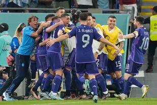 Abrazados, los jugadores y el cuerpo técnico argentino celebran el primer gol contra Polonia