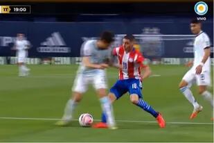 La infracción de Lucas Martínez Quarta contra Miguel Almirón: penal para Paraguay, que sería el 1-0 momentáneo.