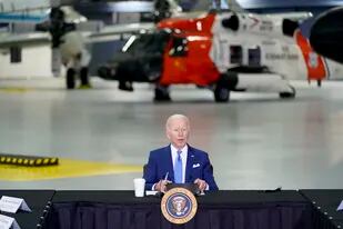 El presidente Joe Biden durante una conferencia sobre la preparación y respuesta a la temporada de huracanes, el miércoles 18 de mayo de 2022, en la base aérea Andrews, en Maryland. (AP Foto/Andrew Harnik)