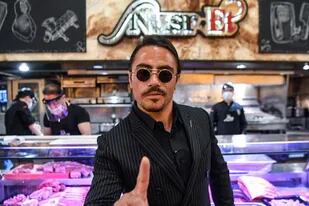 El chef turco Nusret Gokce, también conocido como Salt Bae, posa para las fotos en su restaurante Nusr-Et de Estambul el 1 de junio de 2020