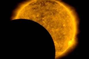 Un telescopio espacial de la NASA tomó una imagen impactante del cruce entre el Sol y la Luna en el espacio