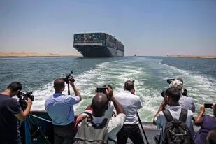 Periodistas registran la salida del Ever Given del Canal de Suez