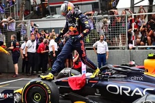 El piloto mexicano de Red Bull Racing, Sergio Pérez, celebra en el parque cerrado después de ganar el Gran Premio de Fórmula 1 de Mónaco en el circuito urbano de Montecarlo