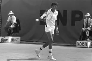 Arthur Ashe, el primer afroamericano campeón de Wimbledon (en 1975), falleció en 1993 al contraer VIH/sida