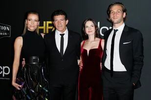 Nicole Kimpel, Antonio Banderas y Stella del Carmen Banderas junto a su novio, Eli Meyer