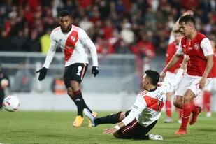 Suárez define desde el piso y marca el gol del triunfo de River