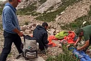 Mendoza: rescataron a un andinista que cayó al vacío mientras escalaba.
