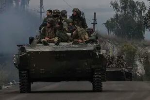 Soldados ucranianos entran en Izium, que estaba en manos rusas y recuperada por las fuerzas de Kiev. (Juan BARRETO / AFP)
