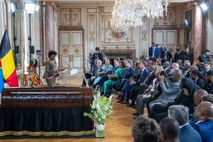 Juliana Lumumba, hija de Patrice Lumumba, habla durante una ceremonia en que fueron devueltos los restos de su padre a la familia, en el Palacio Egmont de Bruselas, el lunes 20 de junio de 2022. (Nicholas Maeterlinck, Pool Photo vía AP)