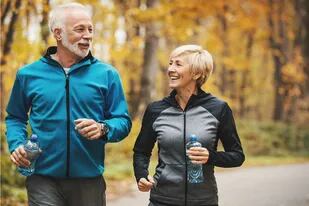 Levantarse temprano y hacer ejercicio al aire libre, dos de las claves que impactan sobre la longevidad
