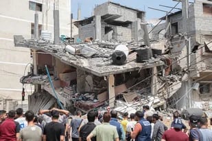 06/08/2022 GAZA CITY, Aug. 6, 2022  -- Palestinians inspect the rubble of a house after an airstrike in Gaza City, Aug. 6, 2022. At least 15 Palestinians have been killed and 125 injured as Israeli warplanes are continuing to strike military targets throughout the Gaza Strip for the second day on Saturday. POLITICA Europa Press/Contacto/Rizek Abdeljawad