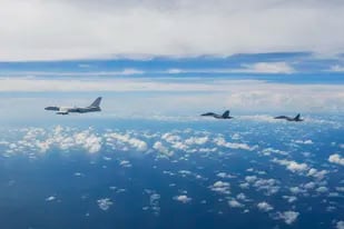 Aviones chinos realizan ejercicios de entrenamiento alrededor de la isla de Taiwán