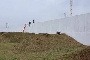 El muro, que tiene 4000 metros de largo y cinco de alto, fue eje de una polémica en 2015