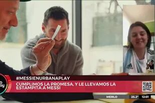Andy Kusnetzoff le dio a Lionel Messi la estampita de San Messi ante la emoción de la viuda del autor de la estampa