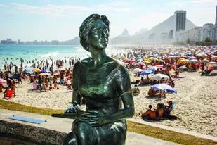 Su estatua en la playa de Leme, de espaldas a Copacabana