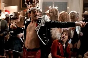 Rami Malek, como Freddie Mercury, en una escena de la película que muestra la afición del artista por las grandes fiestas