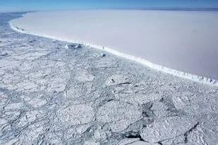 El iceberg A68 equivale a cuatro veces el tamaño de Londres. El bloque tiene 160 km de longitud y un grosor de 200 metros