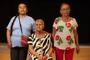 María Rojas, Ramona Escalante y Marta Giménez, tres de las 11 mujeres del elenco que debutan como actrices