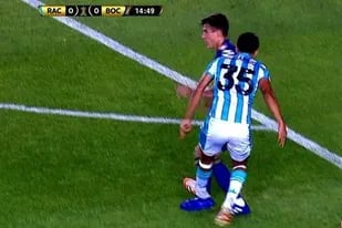 El paraguayo Lorenzo Melgarejo deja la pierna izquierda en plancha sobre Nicolás Capaldo; Esteban Ostojich, árbitro del partido, lo amonesta. El VAR estuvo de acuerdo.