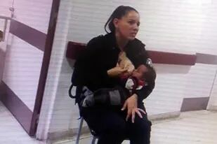 La oficial bonaerense se compadeció del llanto del bebé y se ofreció a amamantarlo