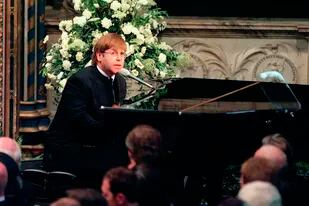 El curioso motivo por el que la corona británica no quería que Elton John cantara en el funeral de Lady Di