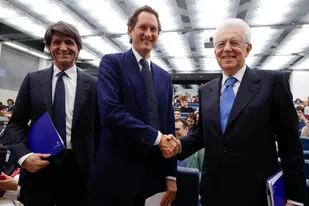 El director de FCA, John Elkann (en el centro), le da la mano al primer ministro italiano, Mario Monti