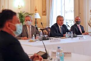 El presidente Alberto Fernández mantuvo un encuentro con empresarios franceses en la sede de la embajada argentina en París.