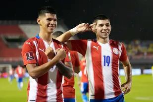 Robert Morales (izquierda) celebra junto a Julio Enciso (derecha) tras anotar el primer gol de Paraguay ante Ecuador, en las eliminatorias del Mundial.