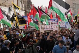 Simpatizantes de Yihad Islámica ondean banderas palestinas durante una marcha para conmemorar el Día de Al-Quds, o Jerusalén, en la Ciudad de Gaza, el 29 de abril de 2022. (AP Foto/Adel Hana)