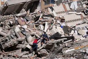 Los rescatistas buscan en un edificio destruido en Gaziantep, sureste de Turquía, el jueves 9 de febrero de 2023