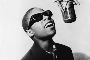 Stevie Wonder cumple 70 años; desde 1963 (año de la foto) está en nuestros corazones, con canciones que tienen el doble don de emocionarnos y de llegar a los primeros puestos de los rankings