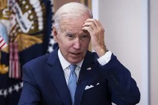 El presidente de Estados Unidos Joe Biden olvidó que le había dado la mano a un senador y sumó otro incómodo momento
