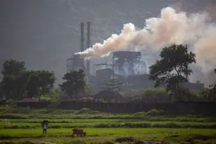 Se alza humo de una planta siderúrgica a carbón en la India