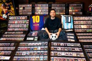 Damián Olivera Bergallo, una pelota Tango y su colección de unas 1200 figuritas de Lionel Messi, que lo hacen el máximo coleccionista mundial en el rubro.