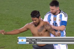 Messi no pudo completar el pedido de un hincha que ingresó al campo de juego.