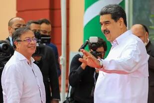 Petro y Maduro escenifican "una nueva época de cooperación" tras reunirse en Caracas - LA NACION