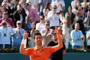 Novak Djokovic celebra luego de ganar el partido de semifinal del Abierto de Serbia ante el ruso Karen Khachanov, en Belgrado, Serbia, el sábado 23 de abril de 2022. (AP Foto/Darko Vojinovic)