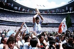 Maradona alza la copa del mundo en el estadio Azteca, de México, tras ganarle la final a Alemania Federal por 3 a 2