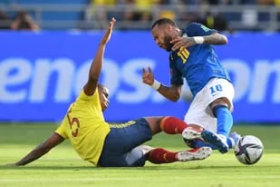 Wilmar Barrios y Neymar luchan por la pelota durante el partido de eliminatorias de la Copa del Mundo Catar 2022 entre Colombia y Brasil