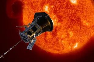 La NASA compartió una increíble imagen del Sol mientras emitía una llamarada brillante NASA/JOHNS HOPKINS APL/STEVE GRIBBEN