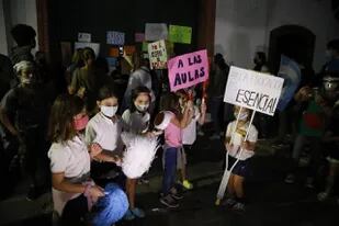 Anoche, frente a la quinta de Olivos, hubo protestas por la continuidad de las clases presenciales