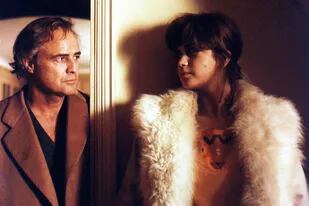 Marlon Brando tenía 48 y María Schneider, 19. En 2007, ella denunció que había sido abusada durante la escena más famosa de El último tango en París.
