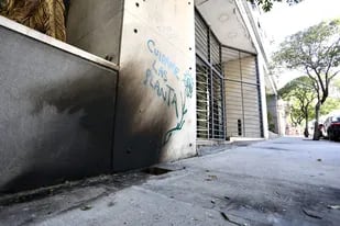 Anoche varias personas arrojaron bombas molotov, que impactaron sobre la vereda y en parte del hall de ingreso del edificio del diario Clarín.