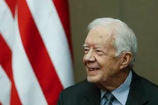 ARCHIVO - El expresidente Jimmy Carter sonríe al recibir la Orden de Manuel Amador Guerrero por parte del presidente panameño Juan Carlos Varela durante una ceremonia en el Centro Carter, el 14 de enero de 2016, en Atlanta. (AP Foto/John Bazemore, archivo)