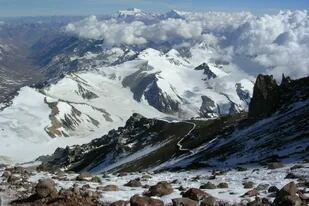La cumbre del Aconcagua está ubicada a 6961 metros sobre el nivel del mar