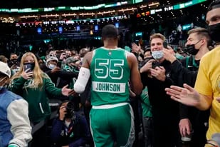 Joe Johnson, de los Celtics de Boston, es ovacionado al marcharse tras la victoria sobre los Cavaliers de Cleveland, el miércoles 22 de diciembre de 2021  (AP Foto/Winslow Townson)